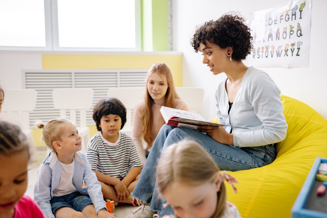 Copii la o activitate educativă în grup Copii la o activitate educativă în grup