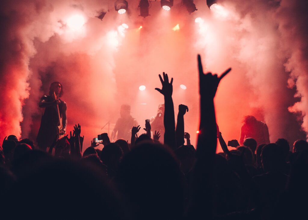 Scenă de festival cu public numeros