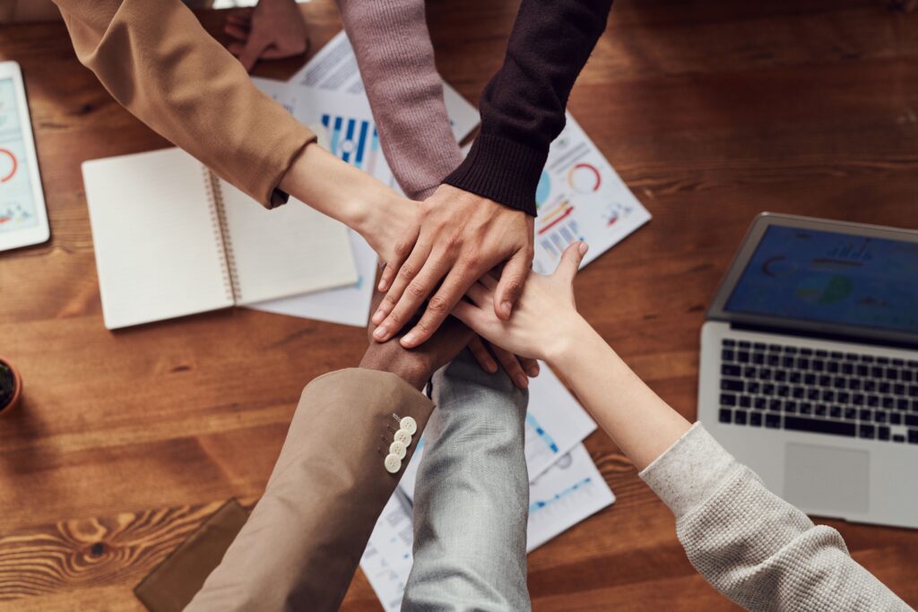 Strângere de mână după o discuție de business Strângere de mână după o discuție de business