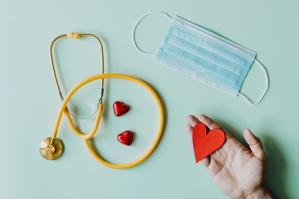 Medic ascultând un pacient la consult