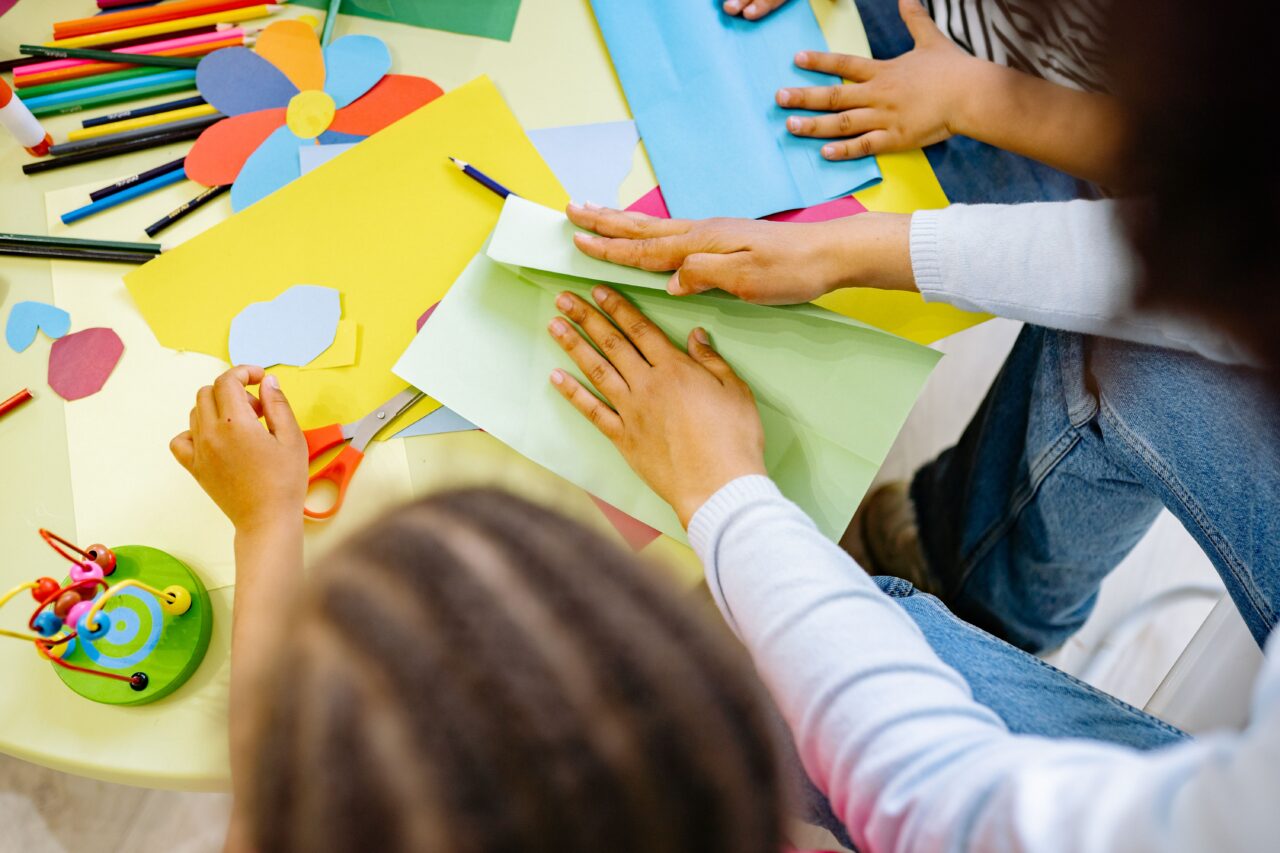 Copii la activități creative after-school Copii la activități creative after-school